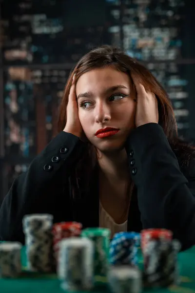 Girl Poker Player Lot Colored Chips Green Table Casino Poker — Stockfoto
