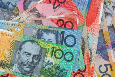 arka plan olarak çeşitli Avustralya dolarları. Renkli AUD banknotları. Finans ve tasarruf