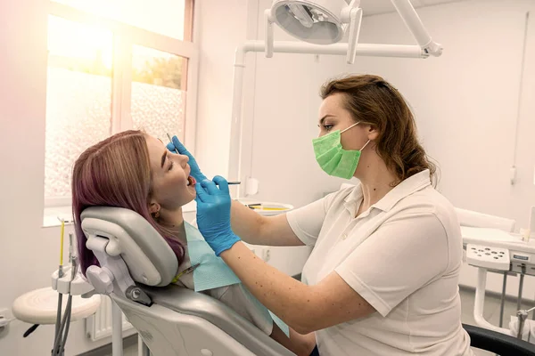 Zdjęcie Widok Góry Usta Uśmiechniętej Kobiety Podczas Leczenia Klinice Stomatologicznej — Zdjęcie stockowe