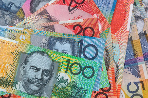 различные австралийские долларовые ноты в качестве фона. Цвет банкнот AUD. Финансы и сбережения