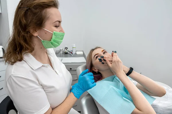 Piękna Młoda Pacjentka Siedzi Dentysty Zamyka Usta Przed Dentystką Ponieważ — Zdjęcie stockowe
