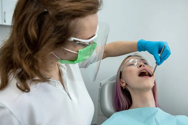 European Young Woman Sits Medical Chair While Dentist Fixes Her — Stock Photo, Image