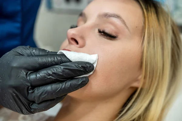 Master Applying Cosmetics Gel Wax Upper Lip Hair Removal Procedure — Foto Stock
