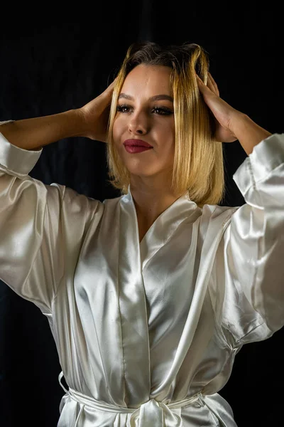 Porträtt Ung Charmig Kvinna Sidenrock Trä Studio Stol Poserar Isolerad — Stockfoto