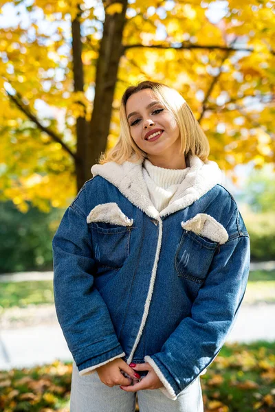 Schöne Glückliche Lächeln Junge Frau Trägt Lässige Kleidung Herbstlichen Wald — Stockfoto