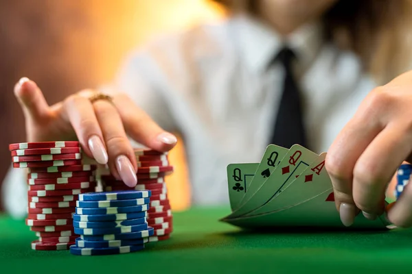 Χέρι Μιας Γυναίκας Ένα Σωρό Μάρκες Πόκερ Ένα Στρογγυλό Τραπέζι — Φωτογραφία Αρχείου