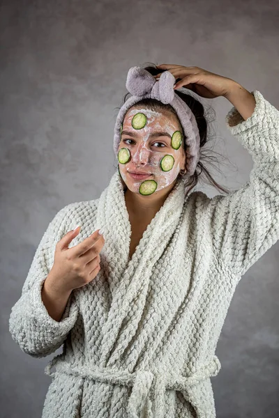 Wanita Cantik Dengan Masker Wajah Dalam Krim Dan Prosedur Kosmetik — Stok Foto