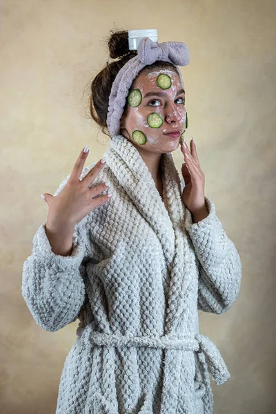 Vacker Ung Dam Med Ansiktsmask Grädde Och Gurka Kosmetika Förfarande — Stockfoto