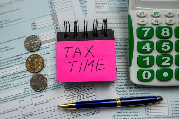 Individual Income 1040 Tax Form Coin Calculator Finance Taxation Concept — Stock fotografie