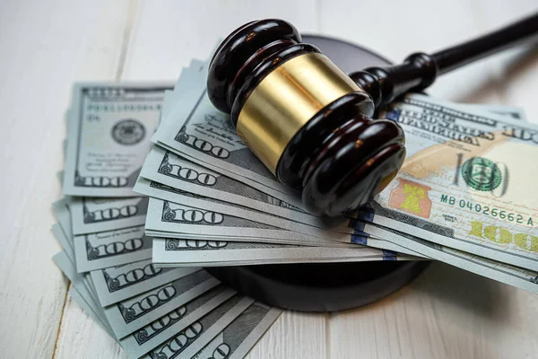 100 Dolarlık Banknotta Tahta Çekiç Yasal Mahkeme Sistemi — Stok fotoğraf