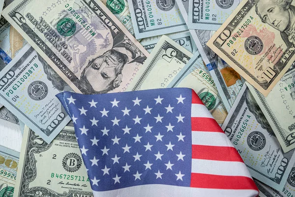Американский Флаг Различными Американскими Банкнотами Концепция Инвестиционных Банковских Счетов — стоковое фото