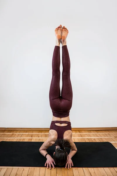 Décimo Completo Mujer Fitness Haciendo Streching Ejercicio Yoga Casa Concepto — Foto de Stock