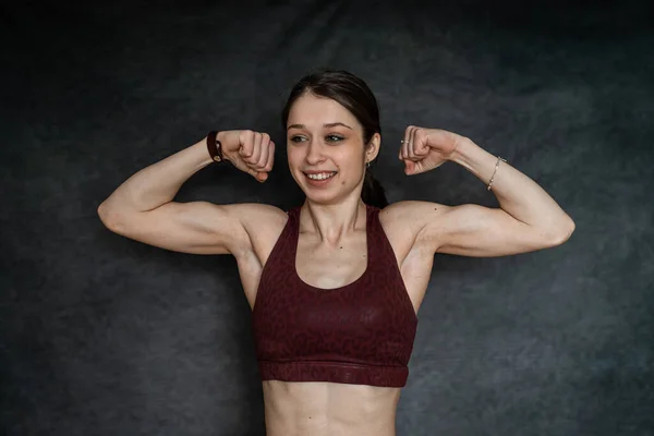 Vit Atletisk Kvinna Visar Sin Tränade Kropp Perfekta Magmuskler Isolerade — Stockfoto
