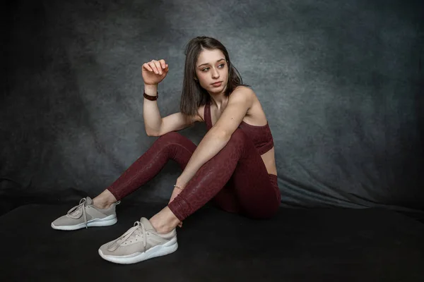 Porträtt Vacker Kvinna Som Bär Sportkläder Gör Avancerad Yoga Eller — Stockfoto