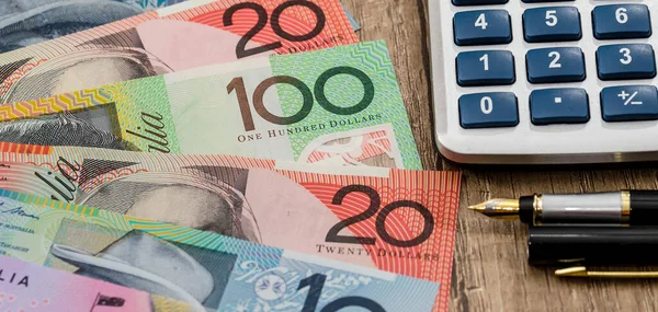 Financian Έννοια Αριθμομηχανή Στυλό Και Aud Αυστραλιανή Δολάρια Χαρτονομίσματα Aud — Φωτογραφία Αρχείου