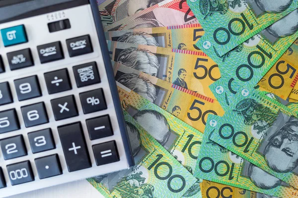 Aud Αυστραλία Δολάρια Τραπεζογραμμάτια Και Αριθμομηχανή Δάνεια Και Αποταμιεύσεις Έννοιες — Φωτογραφία Αρχείου