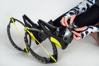 Beyaz arka planda izole edilmiş spor egzersizleri yapan seksi kız. Kangoo botları giyen ayaklar. seksi bacaklar