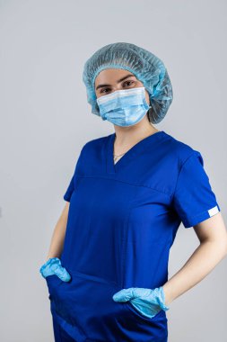 Kadın doktor portresi tıbbi maske, tıbbi eldiven ve steteskopla üniforma giyer. Tıbbi konsept