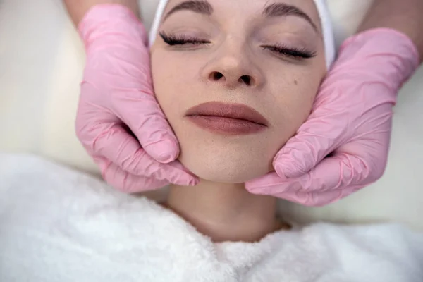 Kosmetyczka Robi Masaż Twarzy Kobiecie Klientce Spa Koncepcja Pielęgnacji Skóry — Zdjęcie stockowe