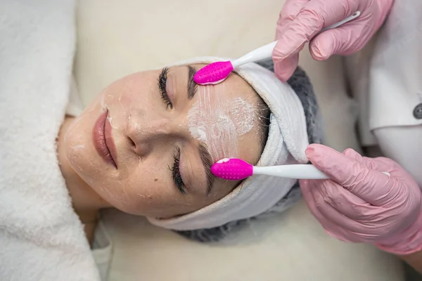 Kozmetik Uzmanı Spa Salonundaki Kadın Müşterisiyle Yüzleşmek Için Özel Bir — Stok fotoğraf