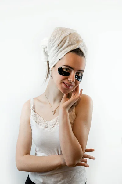 Красивая Молодая Женщина Применяющая Коллагеновый Пластырь Разглаживания Кожи Глазом Изолированной — стоковое фото