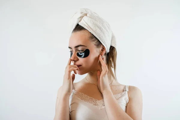 Vit Kvinna Handduk Med Kollagenplåster Ansiktet Hudvård Naturlig Kosmetika För — Stockfoto