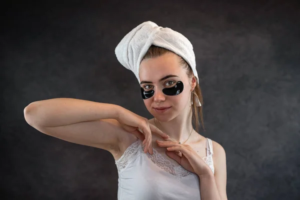 Jovem Menina Bonito Toalha Branca Pele Limpa Com Manchas Silicone — Fotografia de Stock