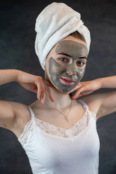 Donna Carina Indossare Asciugamano Bianco Con Argilla Nutriente Verde Maschera — Foto Stock