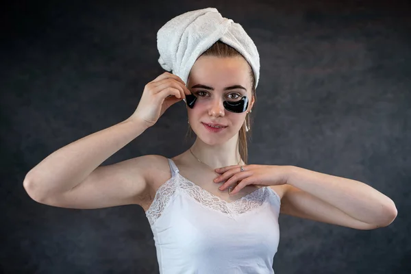 Aantrekkelijke Vrouw Draagt Handdoek Met Ooglapjes Posign Camera Geïsoleerd Zwart — Stockfoto
