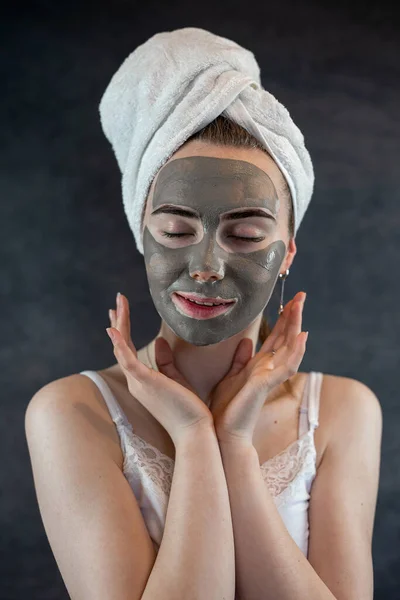 Máscara Barro Beleza Verde Cara Feminina Isolada Preto Cuidados Com — Fotografia de Stock