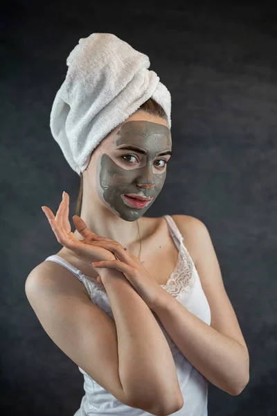 Roztomilá Žena Nosí Bílý Ručník Zelenou Výživnou Hliněnou Obličejovou Maskou — Stock fotografie