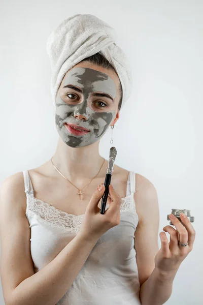 Portrét Krásné Ženy Dělá Kosmetické Ošetření Pomocí Hliněné Masky Držet — Stock fotografie