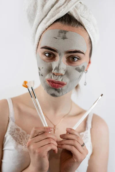 Sexy Bela Jovem Mulher Toalha Branca Aplicando Lama Máscara Barro — Fotografia de Stock