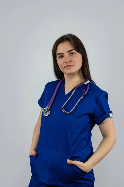 Portret Pięknej Studentki Medycyny Lub Lekarza Niebieskim Mundurze Stetoskopem Wyizolowanym — Zdjęcie stockowe