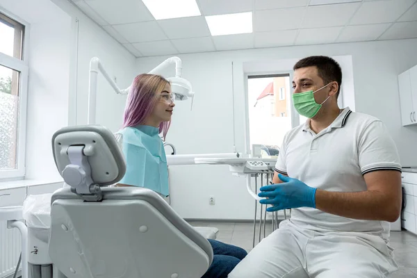 Male Dentist Female Assistant Conduct Consultation Young Girl Reception Healthy — Stok fotoğraf