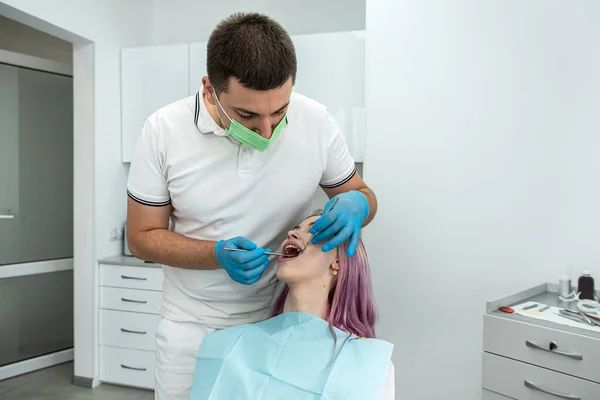 Handsome Male Dentist Conducts Treatment Young Female Patient Dentistry Help — Fotografia de Stock