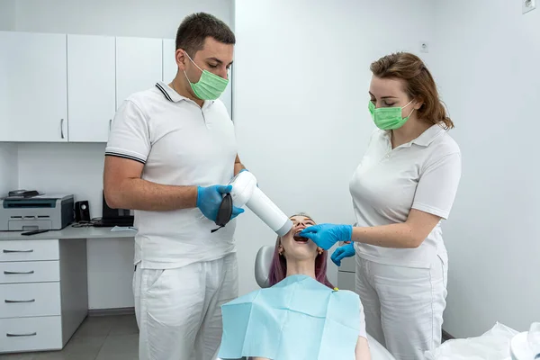 Młody Dentysta Robi Zdjęcie Zębów Pacjentki Asystentką Przed Gabinecie Stomatologicznym — Zdjęcie stockowe
