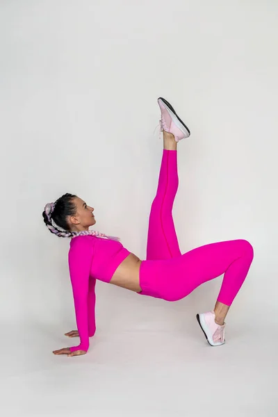 Giovane Donna Sportiva Che Esercizi Stretching Tuta Isolata Sfondo Rosa — Foto Stock