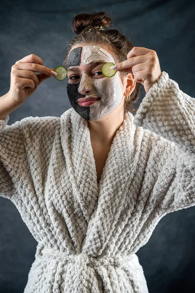 얼굴에 마스크를 어두운 곳에오이 조각을 치료법 — 스톡 사진