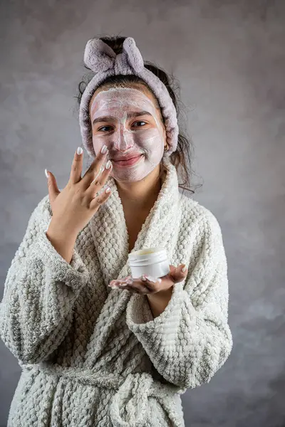 Молода Жінка Наносить Білий Крем Обличчя Медичні Процедури Догляду Шкірою — стокове фото