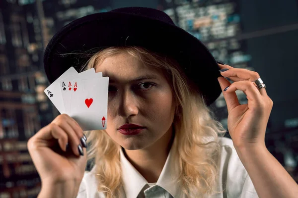 美しい女性プレーヤーはポーカーをプレイし カードやチップを見て カジノポーカーゲーム — ストック写真
