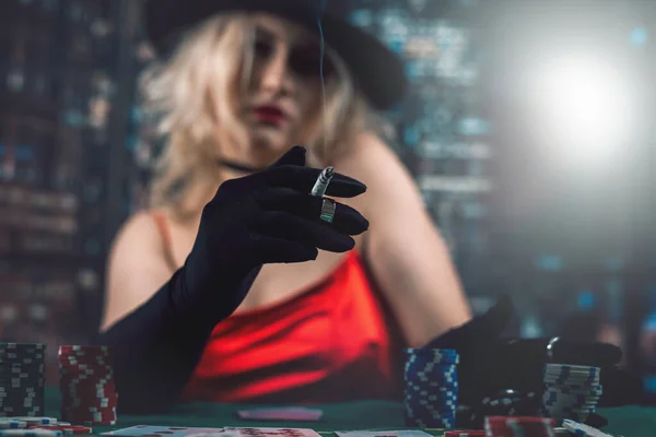 Kvinna Med Cigarr Rökning Spelar Poker Kasino Livsstil Spelkoncept — Stockfoto