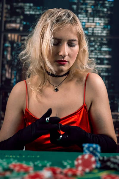 Ung Kvinna Bär Röd Aftonklänning Spelar Poker Kasino Spelkoncept — Stockfoto