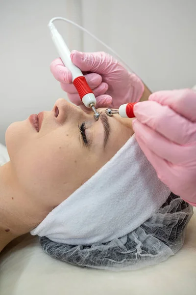 Cosmetologa Che Procedura Trattamento Microcorrente Sua Cliente Femminile Alla Clinica — Foto Stock