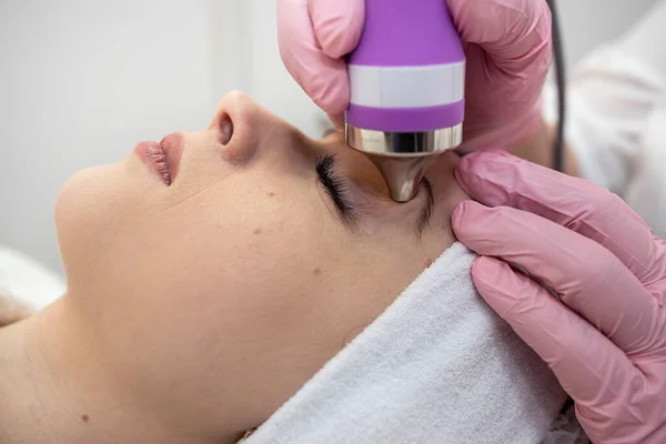 Cosmetologo Facendo Ultrasuoni Pelle Sul Viso Serraggio Ringiovanimento Alle Terme — Foto Stock