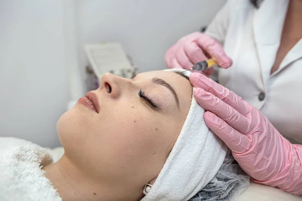Genç Bayan Müşterimiz Kaplıca Kliniğinde Kozmetik Tedavisi Görüyor Yüz Yaşlanmasına — Stok fotoğraf