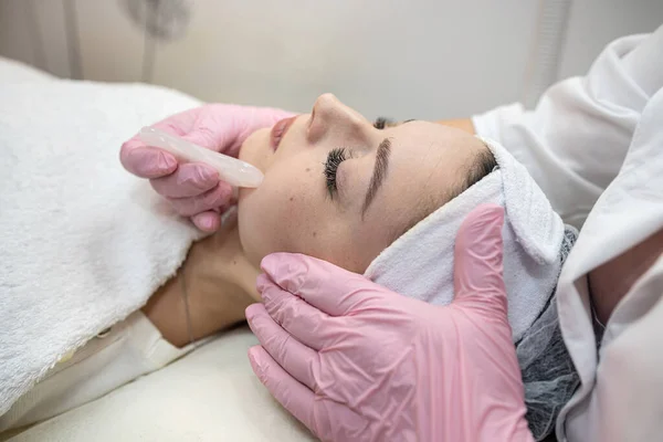 Cosmetologo Facendo Massaggio Facciale Con Strumento Pietra Gua Sha Trattamenti — Foto Stock
