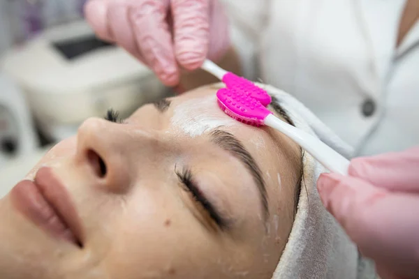 Cosmetologo Utilizza Una Spazzola Speciale Applica Crema Affrontare Sua Cliente — Foto Stock