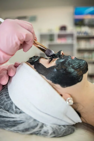 Kozmetik Uzmanı Müvekkilinin Yüzüne Siyah Krem Maske Takıyor Spa Tedavisi — Stok fotoğraf