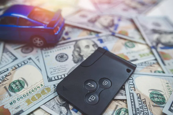 Üzerinde Para Olan Mavi Oyuncak Araba Satış Kira — Stok fotoğraf